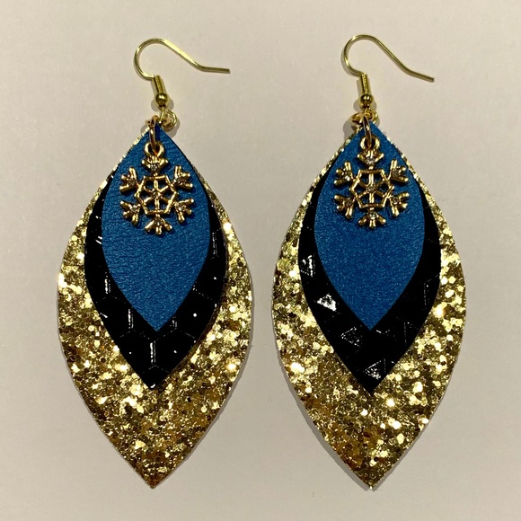 Dynamic Duo Designs Jewelry - 🎉 Host Pick 🎉 Snowflake ❄️ charm gold glitter earrings